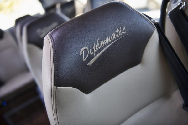 asientos cómodos y reclinables en todos los autobuses de lujo