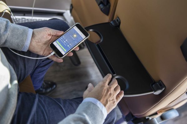Posibilidad de cargar aparatos electrónicos en el interior de los autocares vip