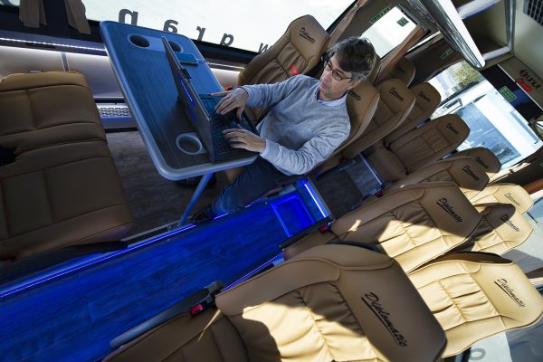 Viaja conectado en el minibus de lujo Grandoure