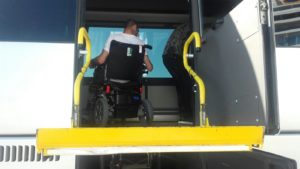 Plataformas elevadoras en los autobuses para acceder con silla de ruedas