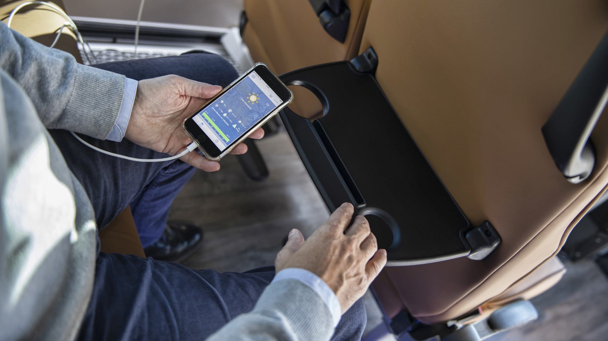 Posibilidad de cargar aparatos electrónicos en el interior de los autocares vip